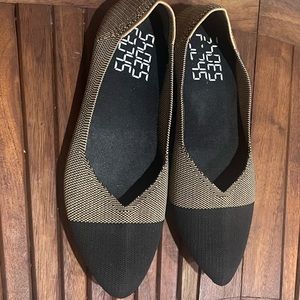 53045 Women’s size 40 (9 USA) 53045 2-tone pointed toe flats. EUC